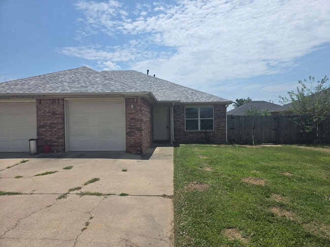Photo - 320 E Laura St