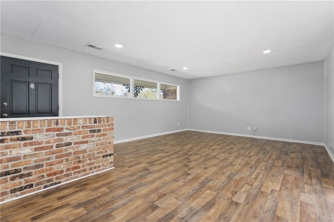 Photo - 207 Cache Cir