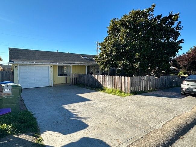 Building Photo - 2101 Sunset Ave