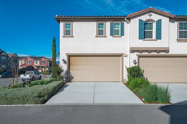 Photo - Fully Furnished with appliances Ontario Townhouse