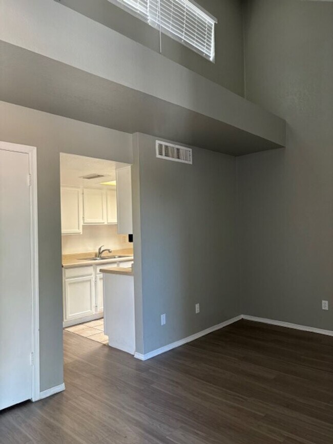 Photo - 1 BEDROOM 1 BATH WITH 1 CAR GARAGE ATTACHED IN NICE COMMUNITY GLENDALE Unidad 244