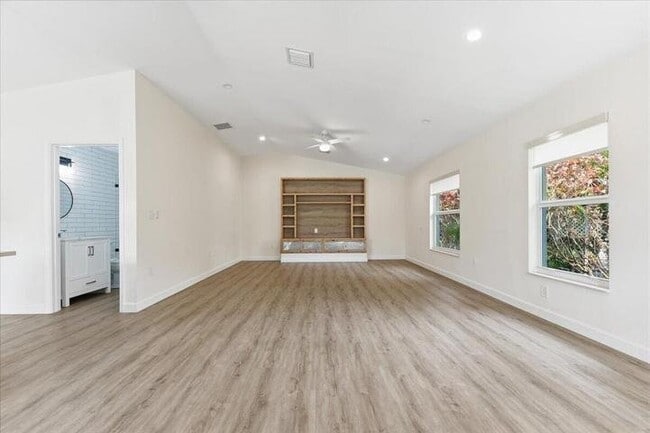 Photo - 530 NE 3rd Ave