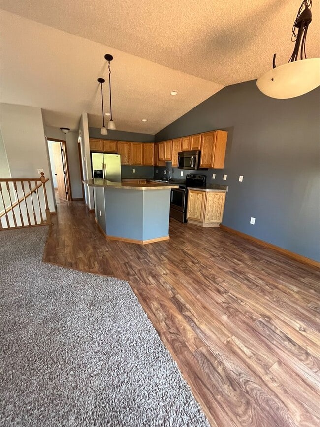 Building Photo - Heated Garage!!! 3 bed, 2 bath Twin Home