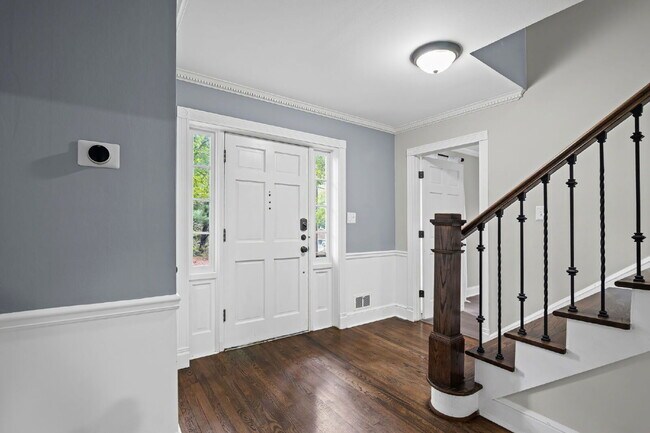 Photo - 815 Sudbury Rd NE