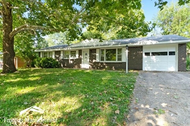Building Photo - 1733 Vaughn Dr