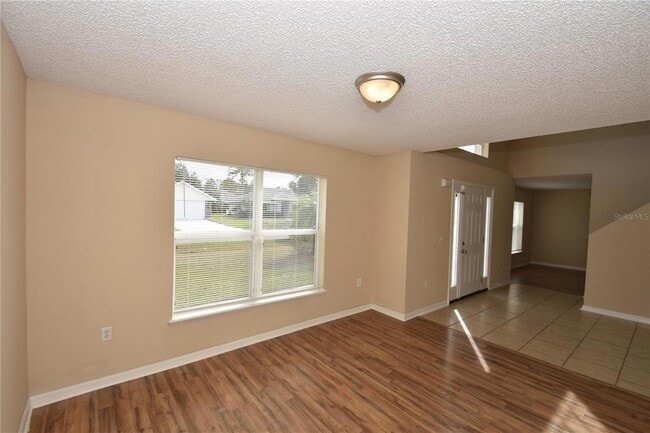 27 Riverdale Ln