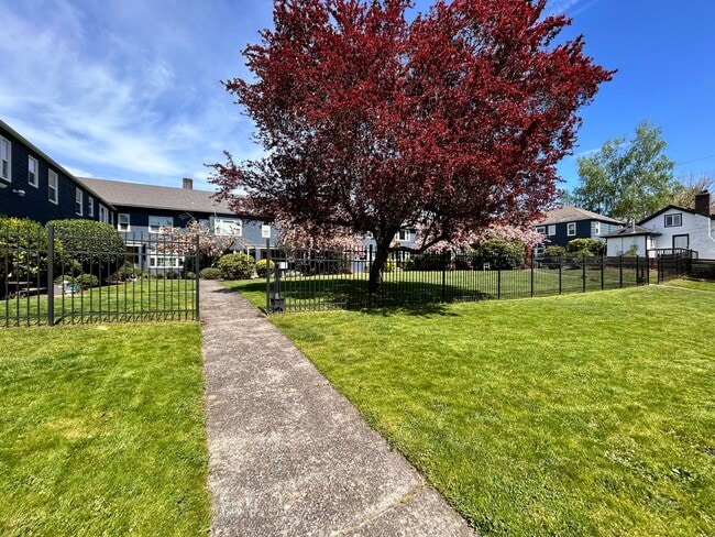 Building Photo - Stunning 2 Bed, 1 Bath Vintage Charmer! Unit 03