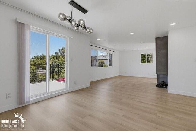 Stylishly Updated 3Bdm 2Ba Main Home in San Diego - MI Special!