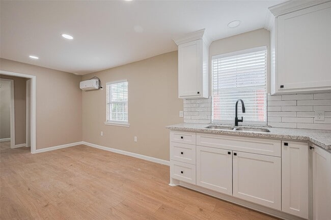 Photo - 2516 Craigmont St