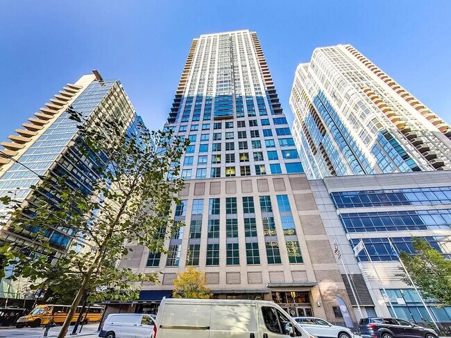 Building Photo - 2 E Erie St Unit 2205