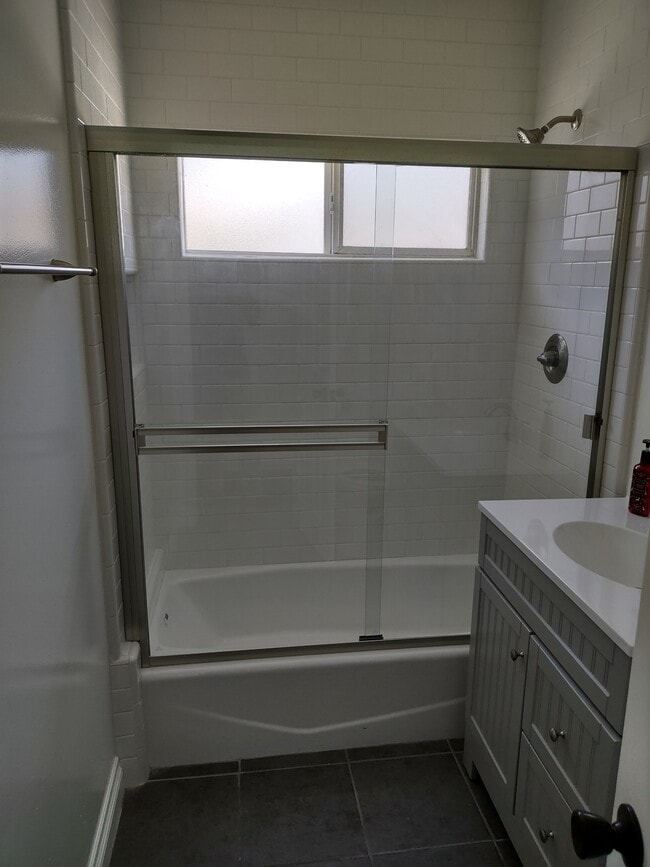 Shower tub - 18318 Gresham St