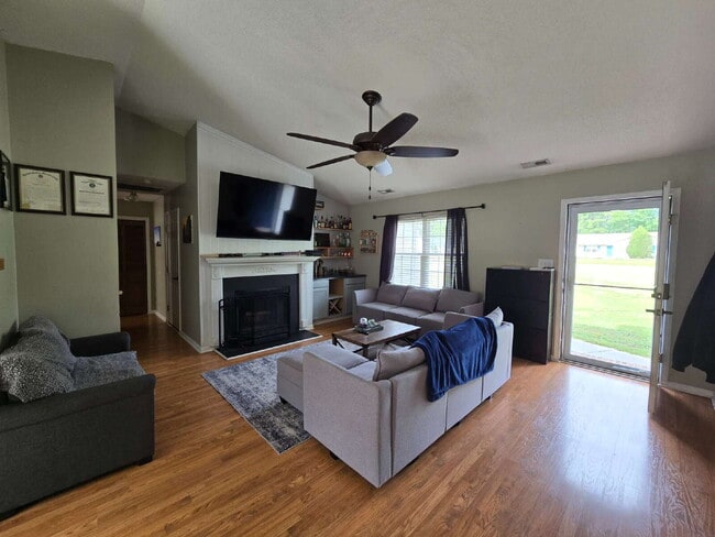 Photo - "Charming 3-Bedroom Home with 2 Full Baths in Jacksonville's Cozy Winterberry Court!"