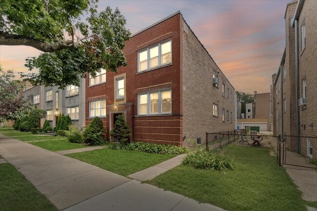 Building Photo - 2553 W Summerdale Ave Rental