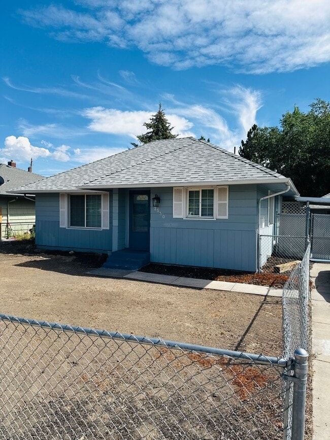Building Photo - Updated 2bdrm 1 bath house  walking distan...