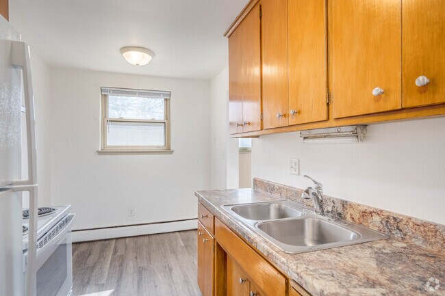 2BR,1BA - 726SF - Kitchen