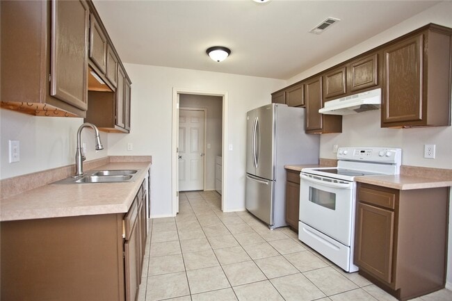 Photo - 807 SW Sandrock Rd