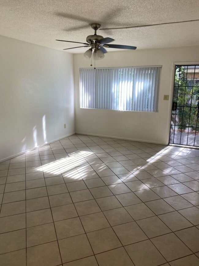 Building Photo - SPACIOUS 2BR/1BA Unit with private Yard. Rental