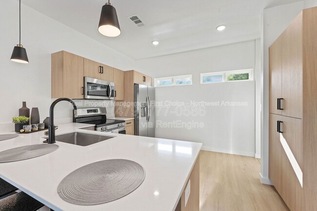 Photo - Razorback Row