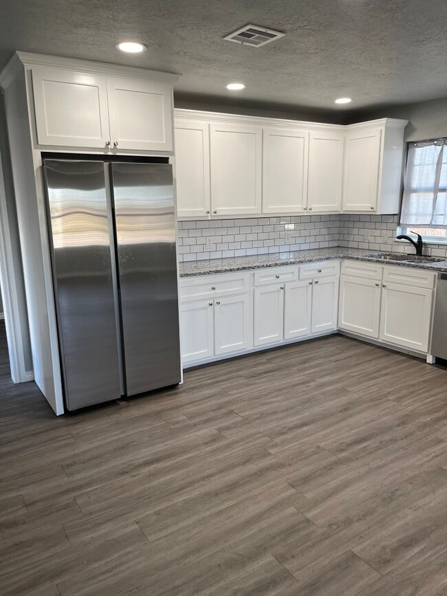 Photo - 121 G St