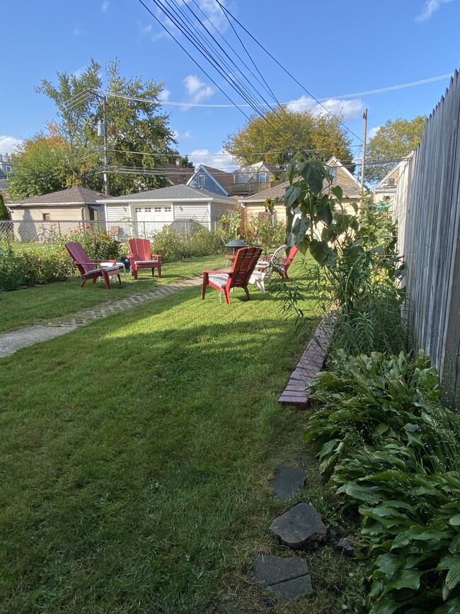 Come home and relax - 2726 W Wellington Ave Apartments Unit B