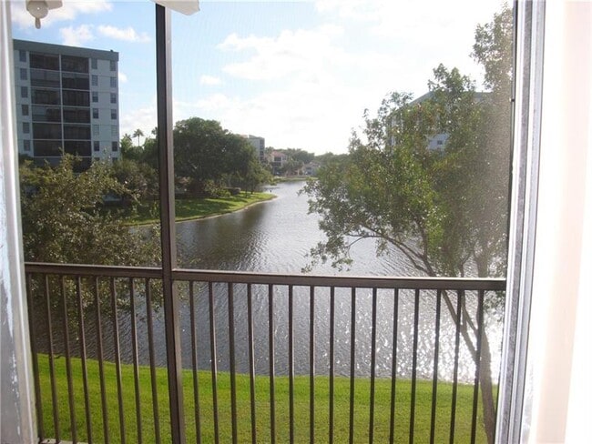 Photo - 2226 N Cypress Bend Dr Unit 307