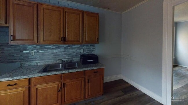 Building Photo - 10 Locust St