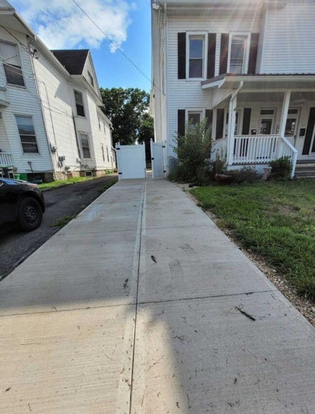 Photo - 211-213 Montgomery Avenue Unidad 211