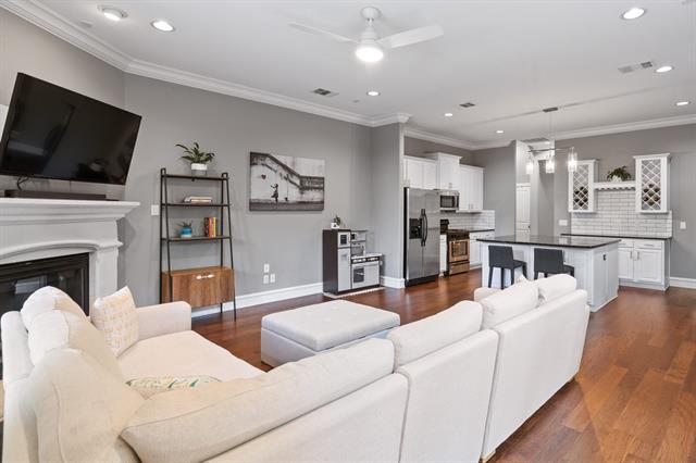 Photo - 5923 Oram St