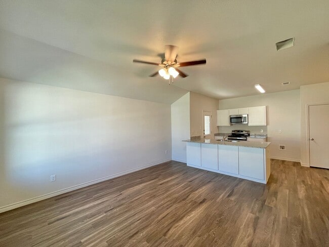 Photo - 1712 Castroville Trl