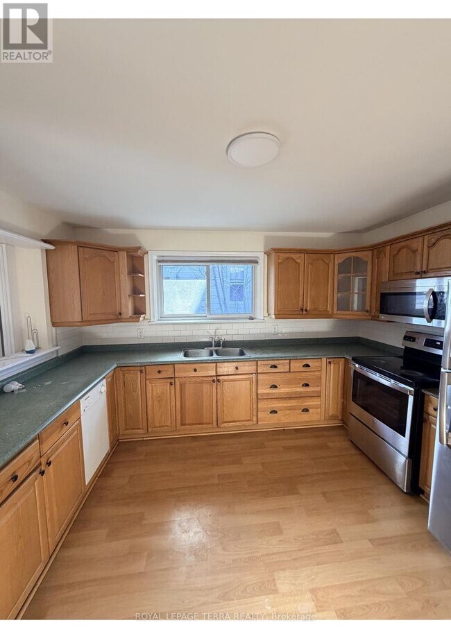 Photo - 114 Adelaide Ave E