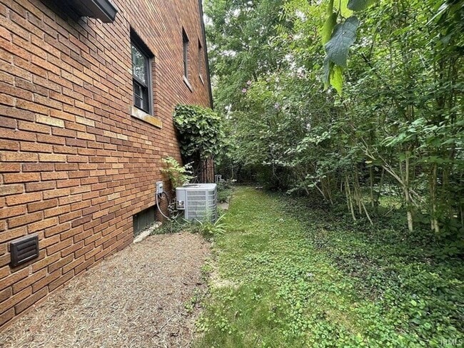 611 S Eagleson Ave