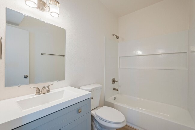 Photo - 315-317 E Lester St