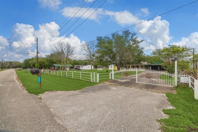 Building Photo - 803 Hennessey Dr