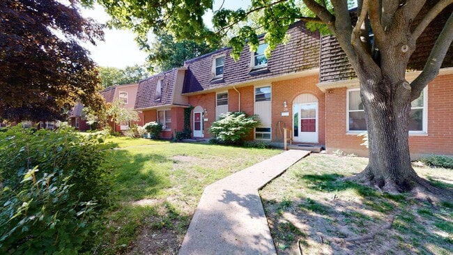 Building Photo - THREE BEDROOM TOWNHOME IN BEAUTIFUL BYRON Unit 24