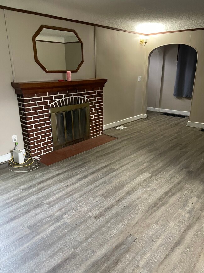 Photo - 592 E Montcalm St