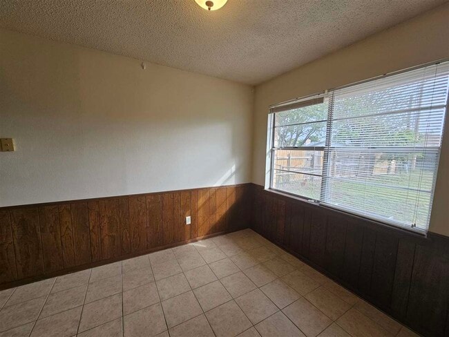 Photo - 1437 NW Great Plains Blvd