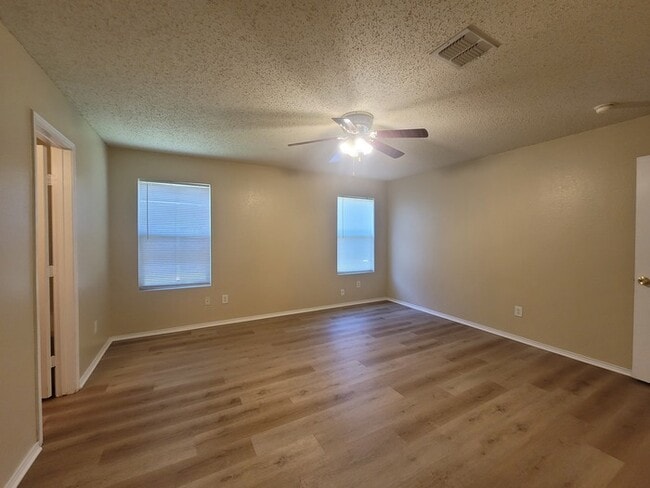Photo - Very Spacious 4/2.5 in Parkview Hills & Ea...