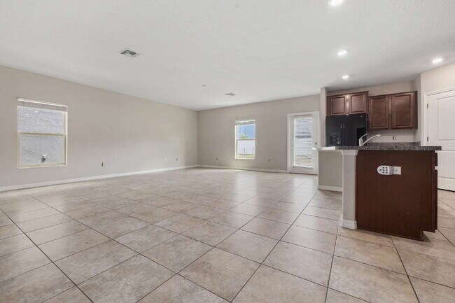 "Spacious 5-Bedroom Retreat in Tampa with 2.5 Baths and 2,215 Sq Ft of Comfort!"