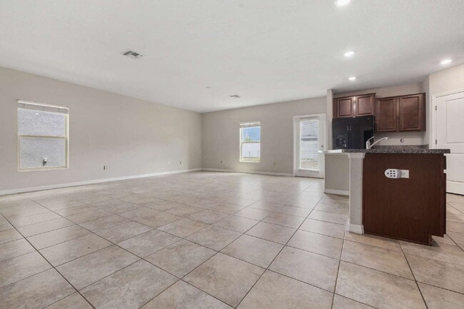 Photo - "Spacious 5-Bedroom Retreat in Tampa with 2.5 Baths and 2,215 Sq Ft of Comfort!"