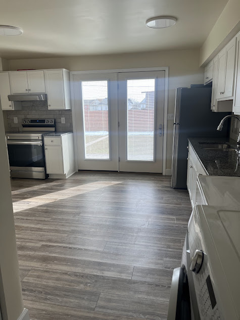 Kitchen looking toward the back patio - 122 3rd St Apartamentos Unidad 122 3rd