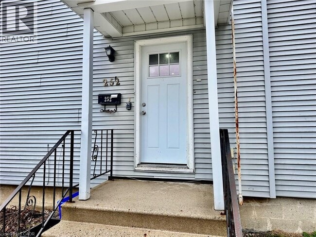 Photo - 252 Robinson St