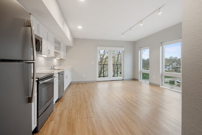 Arabella: 200 W 1st St - Cedar Falls