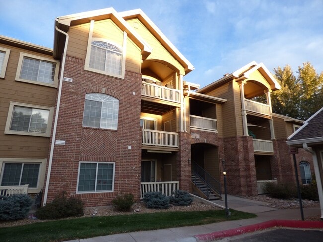 Building Photo - SOUTHPARK, BEAUTIFUL UPDATES, NEW BLACK GRANITE COUNTERS, NEW CARPET, STAINLESS APPLIANCES, GARAGE! Unit 725