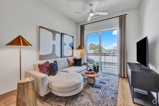 1BR, 1BA - 638SF - Living Room