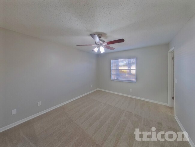 Photo - 910 Sunridge Point Dr