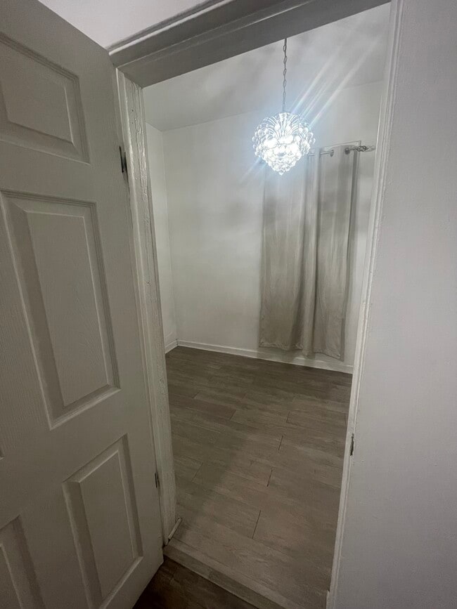 Building Photo - 2305 W 25th St Unit 1st Floor