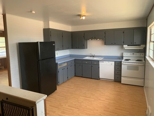 Photo - Large 5 bedrooms 2 bathroom Home!!!