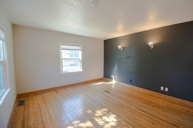 Photo - 903 12th Ave NE