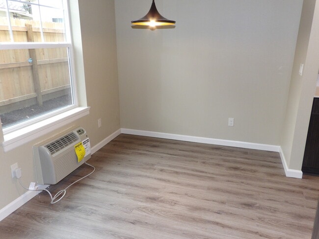 Photo - 690 SE 5th Ave