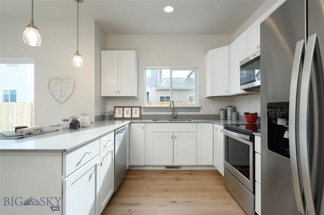 Building Photo - Gorgeous Townhouse - 3 Bedrooms and 2 1/2 ...